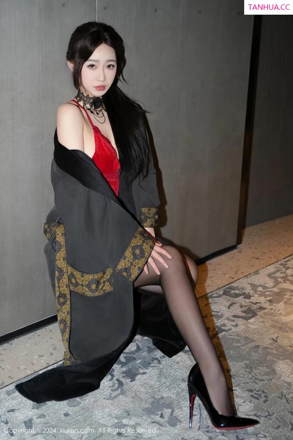   [XiuRen]高清写真图 2024.05.16 No.8547 软糖爱喝奶 黑丝美腿第25张图片